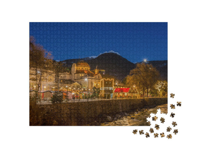 Puzzle 1000 pezzi „Merano Merano in Alto Adige, Italia, durante il Natale con il mercatino di Natale notturno“
