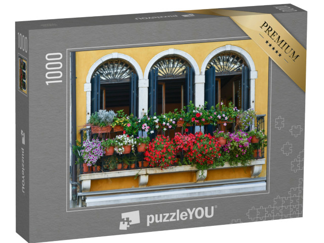 Puzzle 1000 pezzi „Balcone di un antico palazzo con tre porte-finestre ad arco e piante fiorite, Venezia, Italia“