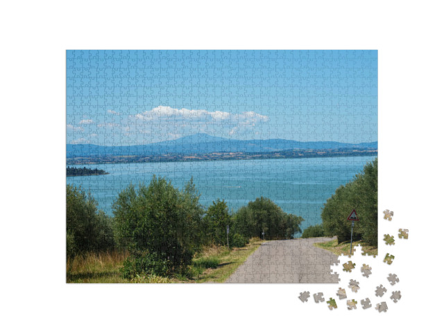 Puzzle 1000 pezzi „Il lago Trasimeno in estate presso Torricella e Monte del Lago, in provincia di Perugia, Umbria“