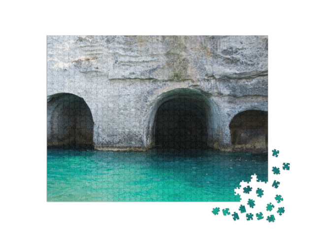 Puzzle 1000 pezzi „Grotte di Pilato nell'isola di Ponza in una bella giornata estiva dell'agosto 2019.“