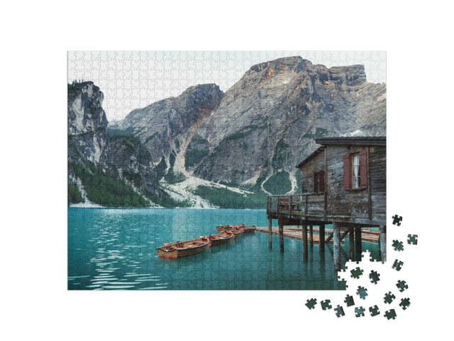 Puzzle 1000 pezzi „Lago di Braies nelle Dolomiti con sentiero forestale sullo sfondo, Alto Adige, Italia“