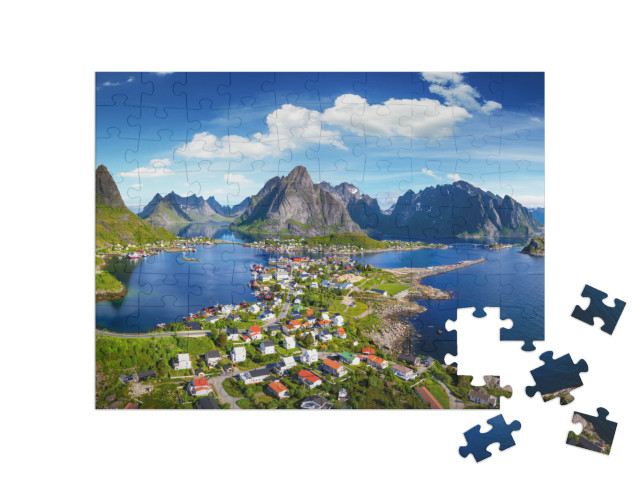 Puzzle 100 pezzi „Il villaggio di Reine sotto un cielo azzurro e soleggiato, Lofoten, Norvegia“