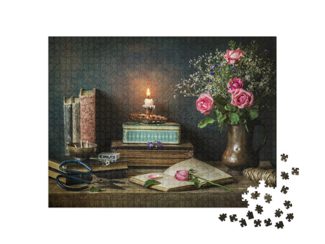 Puzzle 1000 pezzi „Natura morta con vecchi libri, scatole e rose“