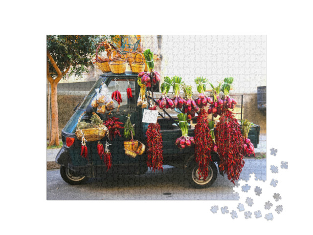 Puzzle 1000 pezzi „Prodotti agricoli in Calabria, Cesti di peperoncini rossi su una vecchia macchina Ape in strada“