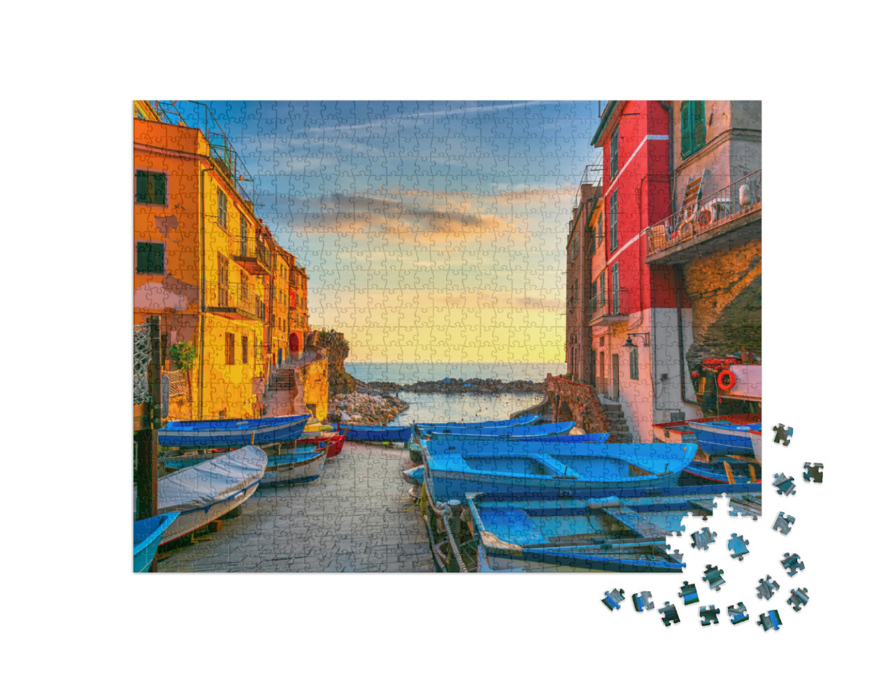 Puzzle 1000 pezzi „Strada del villaggio di Riomaggiore, barche e mare in Cinque Terre al tramonto“