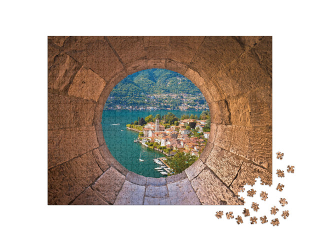 Puzzle 1000 pezzi „Idilliaca cittadina di Torno sul lago di Como vista attraverso una finestra di pietra, Lombardia, Italia“