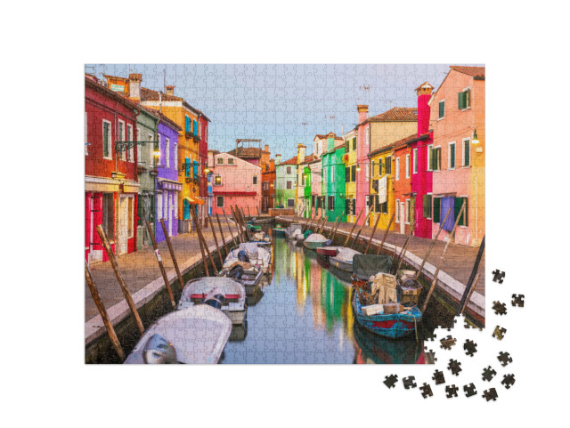 Puzzle 1000 pezzi „Burano, Venezia, Italia Edifici colorati lungo i canali al crepuscolo.“