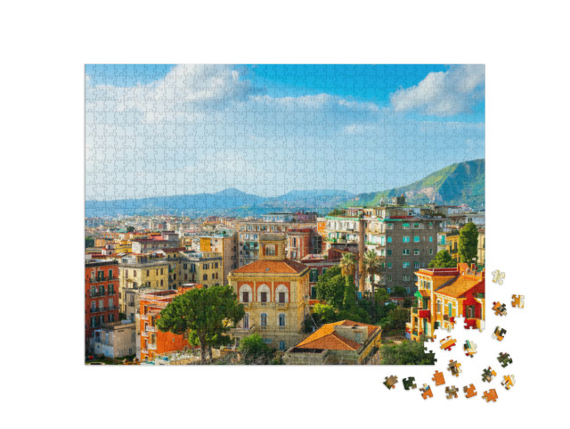 Puzzle 1000 pezzi „Architettura colorata nella città di Napoli, Italia. Paesaggio urbano estivo al tramonto“