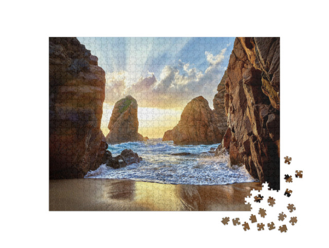 Puzzle 1000 pezzi „Spiaggia sabbiosa tra le rocce di sera, Capo Roca, Portogallo“