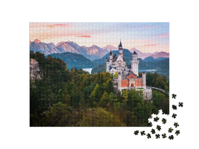 Puzzle 1000 pezzi „Panorama alpino con il castello di Neuschwanstein all'alba, Baviera“