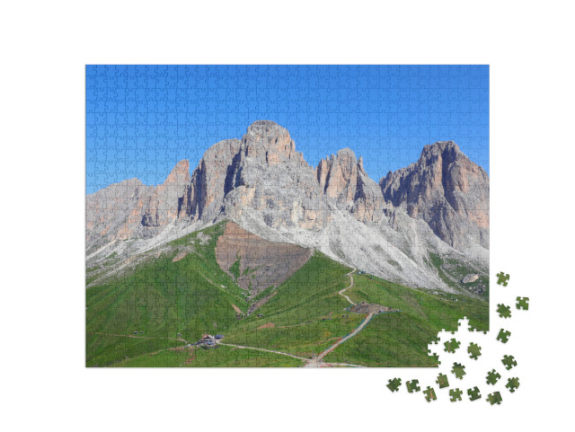 Puzzle 1000 pezzi „Vista mozzafiato sul gruppo montuoso del Sassolungo con un cielo limpido e senza persone in estate“