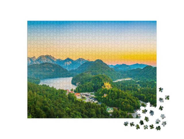 Puzzle 1000 pezzi „Alpsee con il castello di Hohenschwangau all'alba, Baviera“