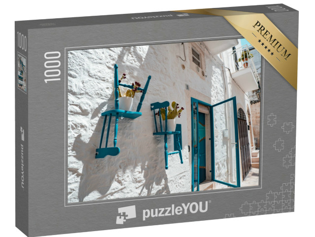 Puzzle 1000 pezzi „Tranquilla strada accogliente nella parte storica della città bianca di Ostuni, nel Sud Italia“