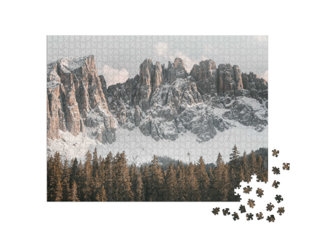 Puzzle 1000 pezzi „Una montagna innevata con pini in primo piano. Le maestose Dolomiti nelle Alpi italiane“