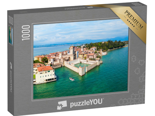 Puzzle 1000 pezzi „Vista del Castello Scaligero dall'alto. Una fortezza nel centro storico della città di Sirmione“