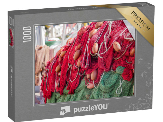 Puzzle 1000 pezzi „Porto di pesca tradizionale, reti, galleggianti, Isola di Procida, Italia“