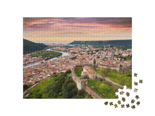 Puzzle 1000 pezzi „Veduta del paesaggio dal castello al centro di Bosa, Sardegna, Italia“