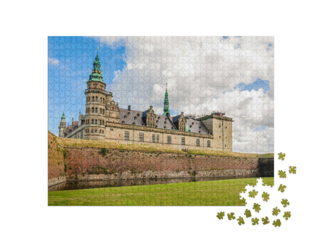 Puzzle 1000 pezzi „Vista panoramica del muro di mattoni intorno al castello di Kronborg a Helsingor“