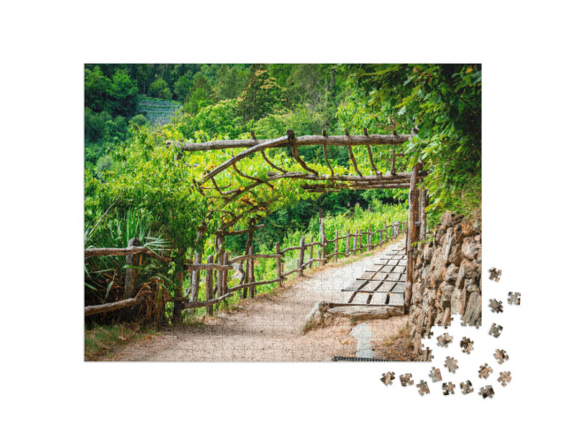Puzzle 1000 pezzi „Escursione sulla roggia di Marlengo vicino a Merano in Alto Adige, vista sui vigneti“