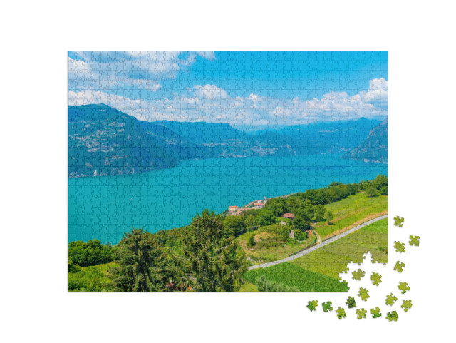 Puzzle 1000 pezzi „Vista aerea del lago d'Iseo e del paese di Siviano da Monte Isola in Italia“