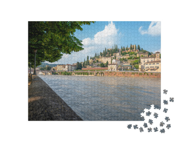 Puzzle 1000 pezzi „Verona, Italia - 06 giugno 2024: Terrapieno di Verona. Vista del paesaggio urbano.“