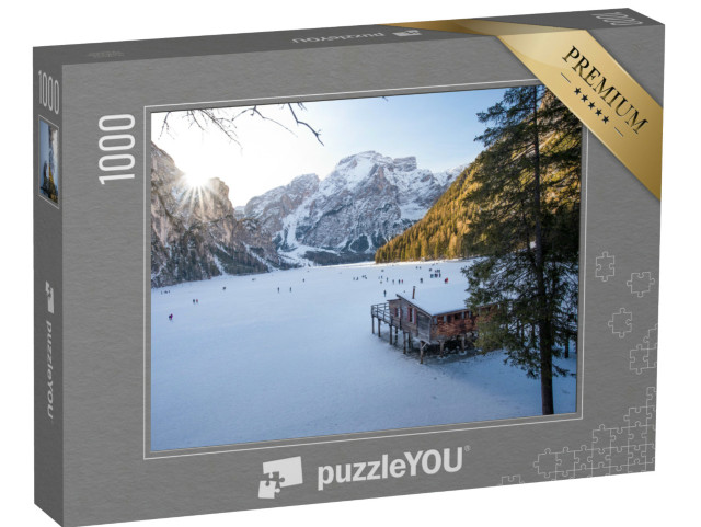 Puzzle 1000 pezzi „Casa delle barche sul lago ghiacciato di Braies, in Alto Adige, Italia“