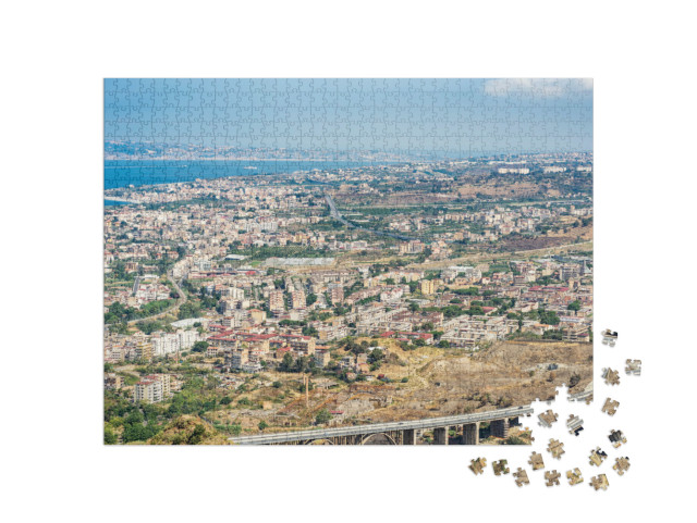Puzzle 1000 pezzi „Paesaggio fantastico sul mare, Stretto di Messina, foto unica, vista aerea dall'alto di Reggio Calabria“