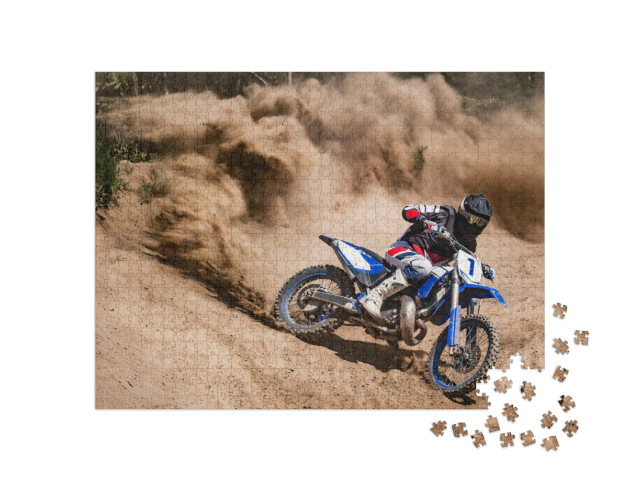 Puzzle 1000 pezzi „Motociclista alla deriva sulla sabbia“
