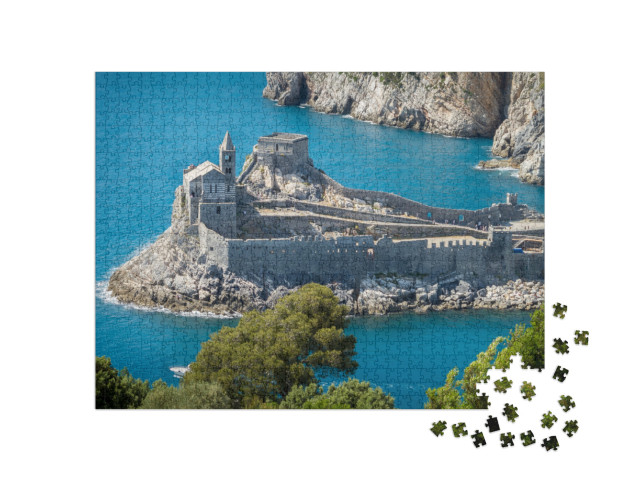 Puzzle 1000 pezzi „Porto Venere, Liguria, Italia: splendida veduta aerea della chiesa di San Pietro dall'isola di Palmaria“
