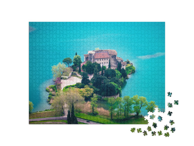 Puzzle 1000 pezzi „Castel Toblino circondato dalle acque blu del lago di Toblino“