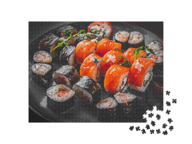 Puzzle 1000 pezzi „Set di involtini di sushi con salmone, avocado, crema di formaggio, cetriolo, riso e tonno“