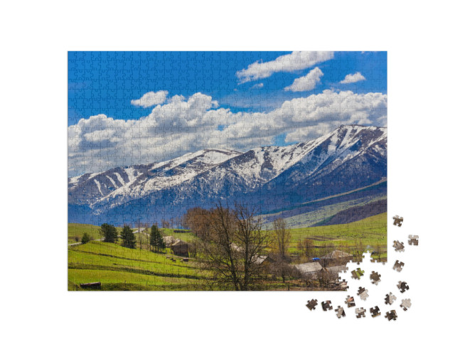 Puzzle 1000 pezzi „Il villaggio di Lermontovo e lo splendido paesaggio montano, Armenia“