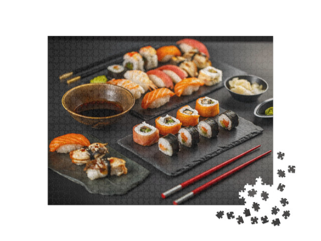 Puzzle 1000 pezzi „Sushi fresco su ardesia nera“