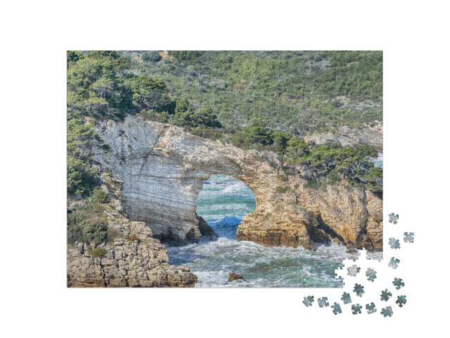 Puzzle 1000 pezzi „Veduta della costa garganica: Arco di San Felice. Vieste, baia rocciosa dell'Arco di San Felice“
