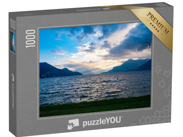 Puzzle 1000 pezzi „Panorama del Lago di Como, a Dervio, con barche a vela e i raggi del sole che illuminano il lago.“