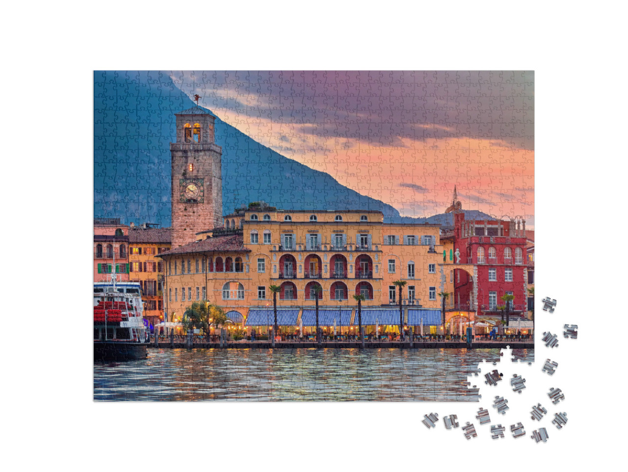 Puzzle 1000 pezzi „Vista della splendida città di Riva del Garda al tramonto con un cielo rosso“