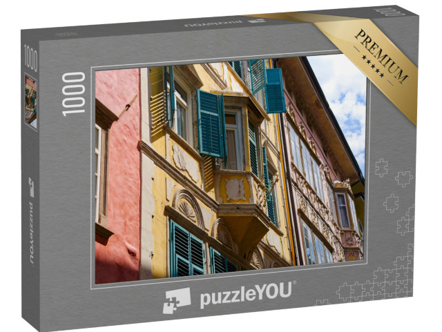 Puzzle 1000 pezzi „Centro storico di Bolzano con ornamenti sulla facciata in una soleggiata giornata estiva“