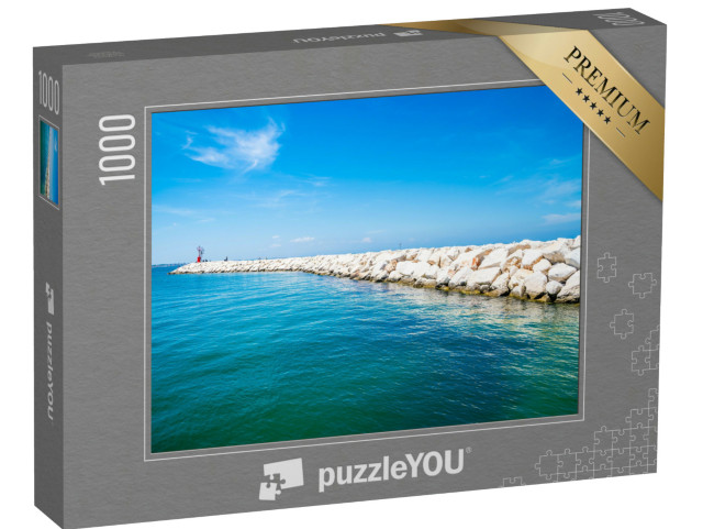 Puzzle 1000 pezzi „Una vista lungo il lato della diga foranea del porto di Rimini, in Italia, in estate“