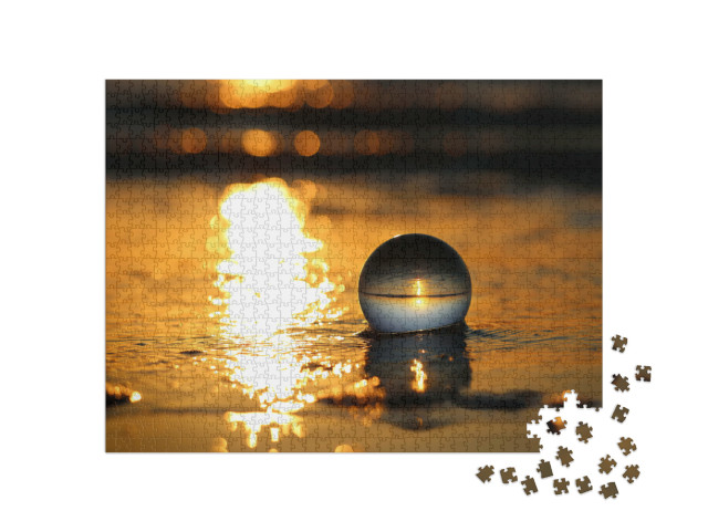 Puzzle 1000 pezzi „Alba su una bellissima spiaggia in Italia - Lido di Spina. Luci dorate, una sfera di cristallo nel mare“
