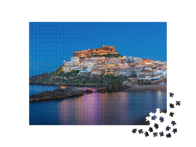 Puzzle 1000 pezzi „Bella vista della città di Castelsardo di sera, durante l'ora blu, Provincia di Sassari, Sardegna“