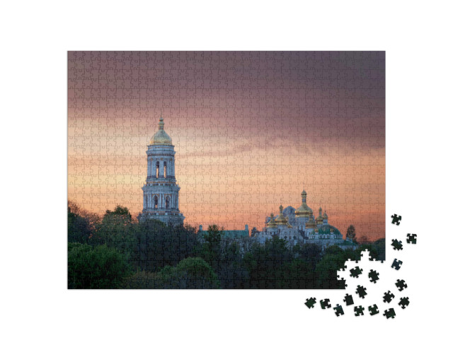 Puzzle 1000 pezzi „Pechersk Lavra in un colorato tramonto, Kiev, Ucraina“
