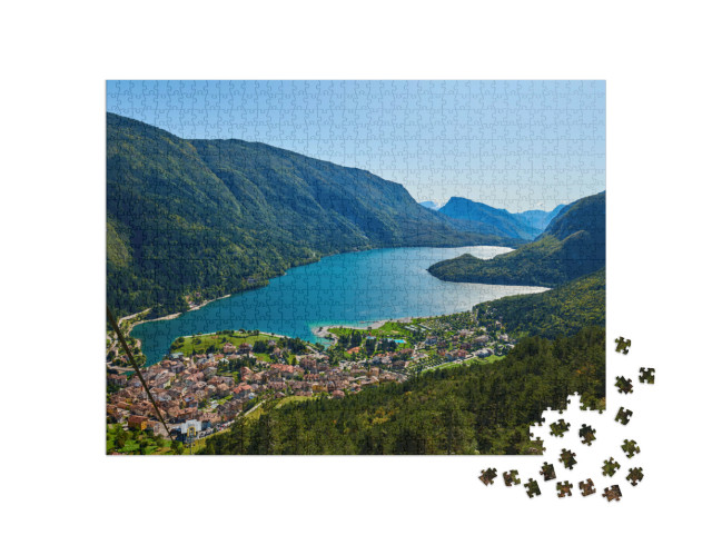 Puzzle 1000 pezzi „Veduta aerea della bellissima città di Molveno e del lago di Molveno, un lago alpino in Trentino, Italia“