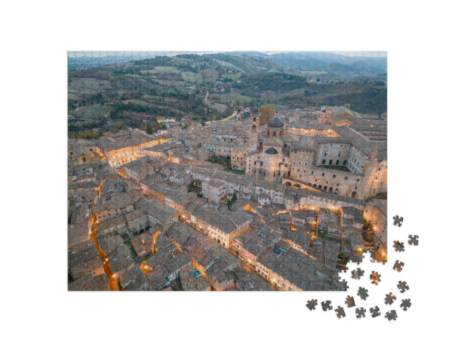 Puzzle 1000 pezzi „Italia, 08 dicembre 2023 - veduta aerea all'alba del borgo medievale di Urbino“