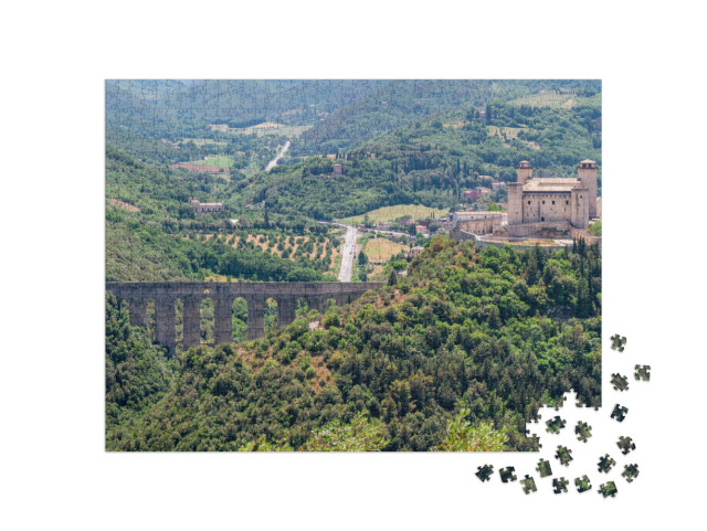 Puzzle 1000 pezzi „Bella vista dall'alto del Ponte delle Torri e della Rocca Albornoziana a Spoleto, Italia“