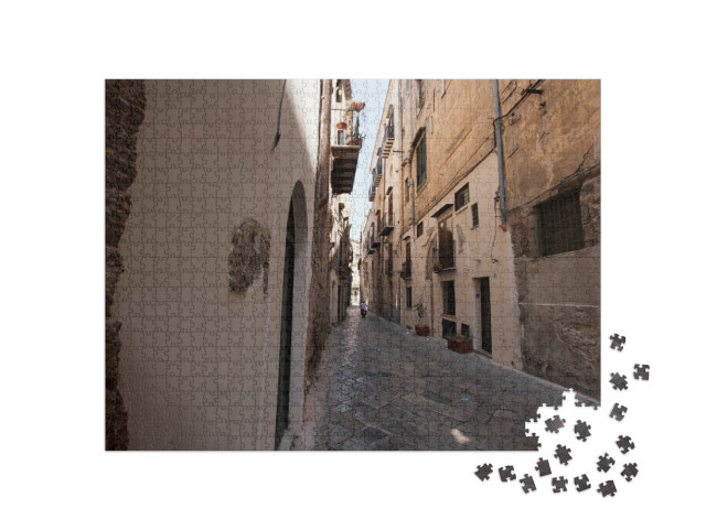 Puzzle 1000 pezzi „Camminare a Palermo guardando una strada stretta“