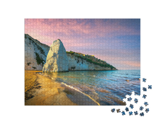 Puzzle 1000 pezzi „Spiaggia rocciosa di Vieste e Pizzomunno, penisola del Gargano, Puglia, Italia meridionale, Europa.“