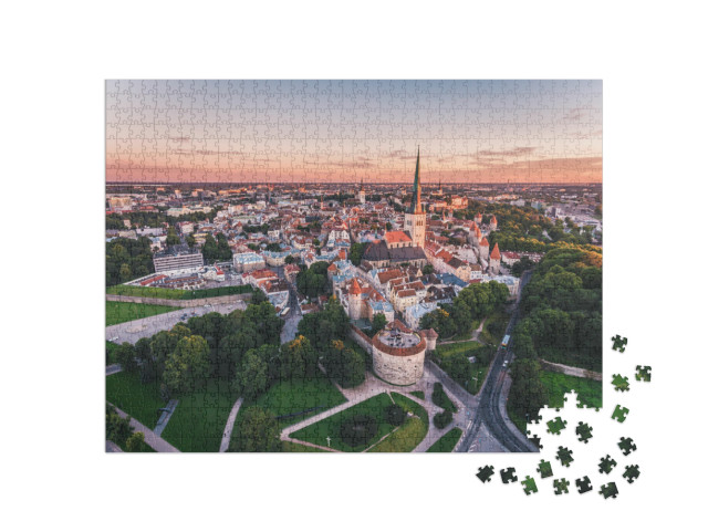 Puzzle 1000 pezzi „Vista aerea della città vecchia di Tallinn al tramonto, Estonia“