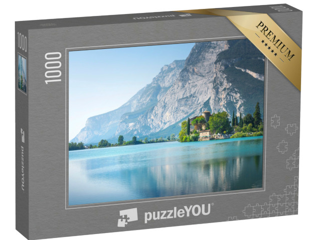Puzzle 1000 pezzi „Lago di Toblino, Castel Toblino e riflesso della montagna. Madruzzo, Trentino-Alto Adige“