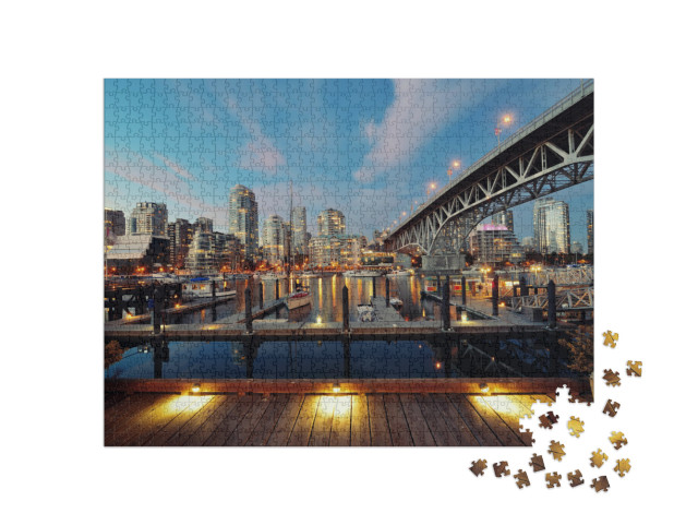 Puzzle 1000 pezzi „Vancouver False Creek di notte con ponte e barca“