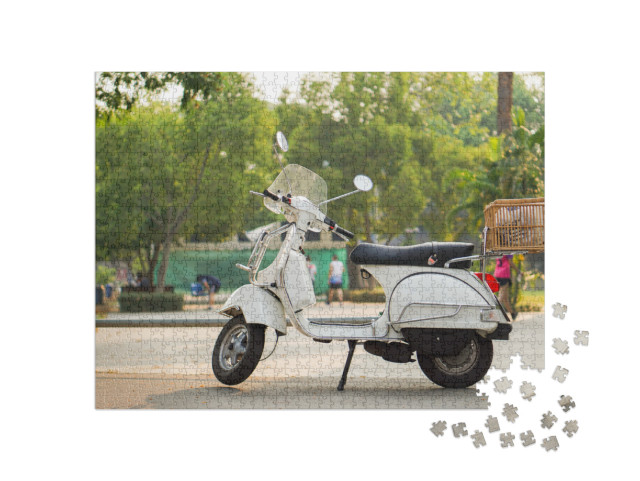 Puzzle 1000 pezzi „Vespa bianca vintage parcheggiata davanti al giardino.“